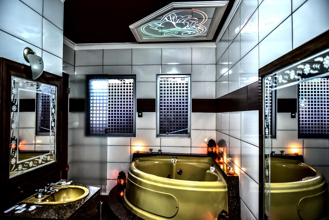 Genus Motel (Adults Only) อูเบราบา ภายนอก รูปภาพ
